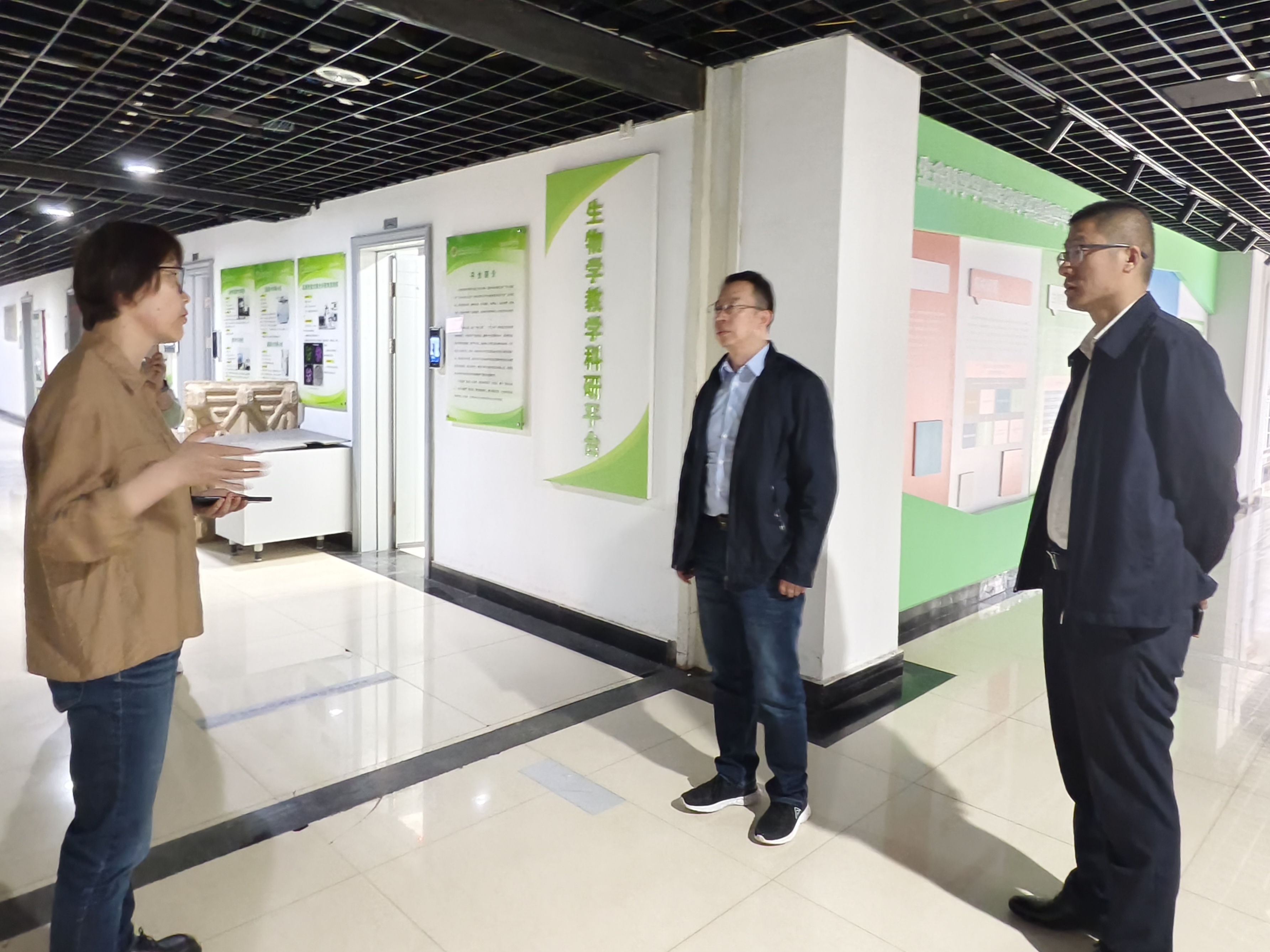 参观教学科研平台.jpg