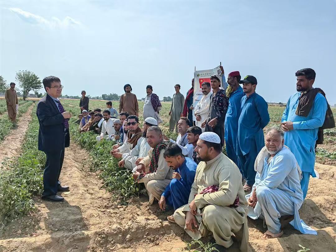 参观中巴生物健康农业产学研科技示范园（旁遮普省努尔农场公司）.jpg