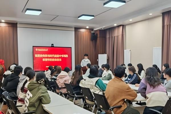 员工会轮值主席辛锦萍同学领学.jpg