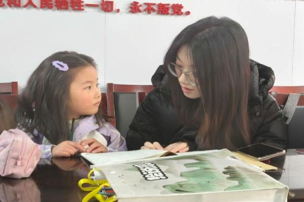 图二 志愿者杨静为孩子讲解习题.jpg